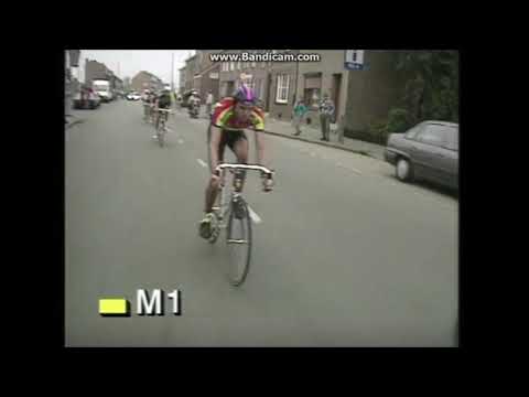 Amstel Gold Race 1990 - Adrie van der Poel saute le pauvre Luc Rossen dans les derniers mètres