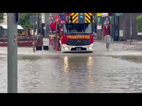 Drehleiter fährt in offenen Schacht und beschädigt seine Hinterachse