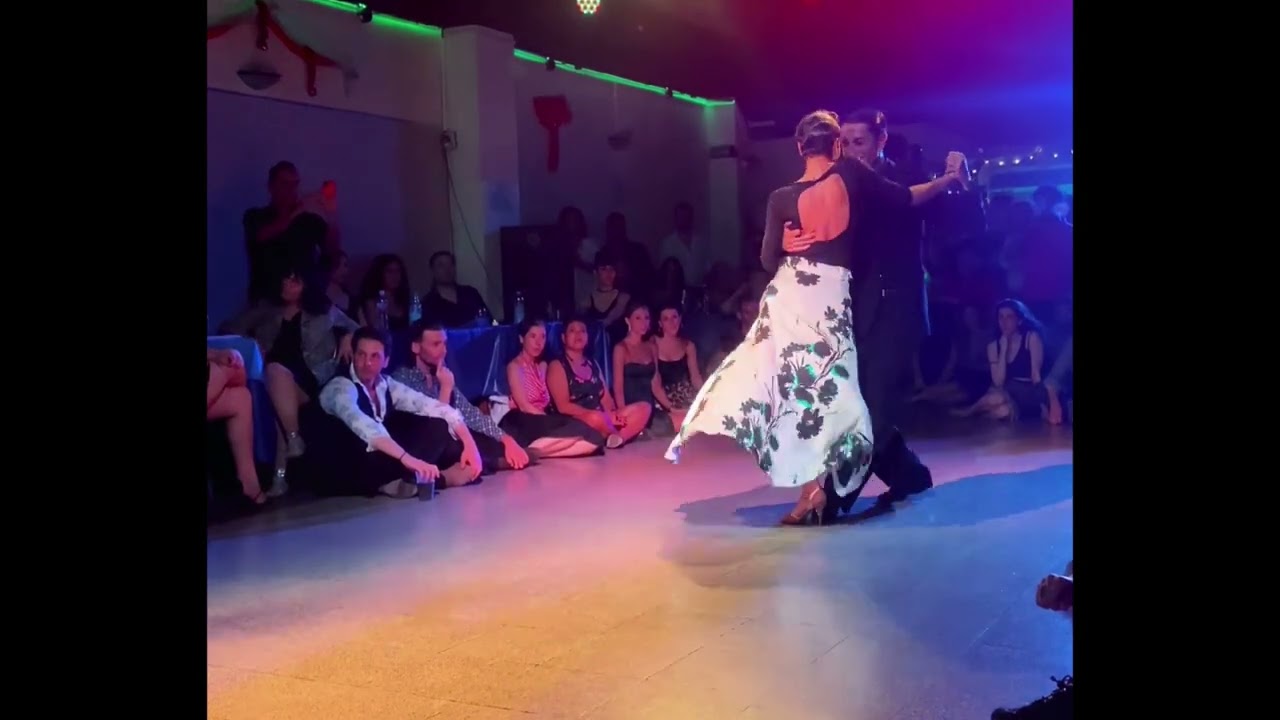 Julián Sánchez y Bruna Estellita - Yuyo Brujo   Tango Bardo en vivo