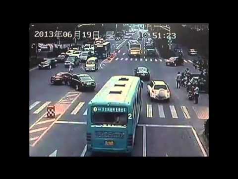 Padre contro figlio: Mercedes sperona Bmw