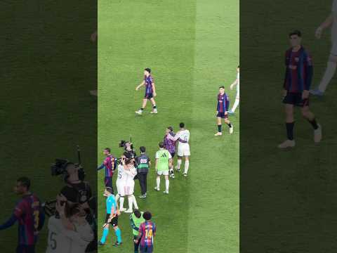 TANGANA entre GABRIEL JESUS y DUMFRIES en EL CLÁSICO tras el pitido final
