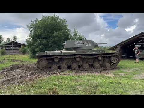 KV-1 driving. V12 Diesel sound.
