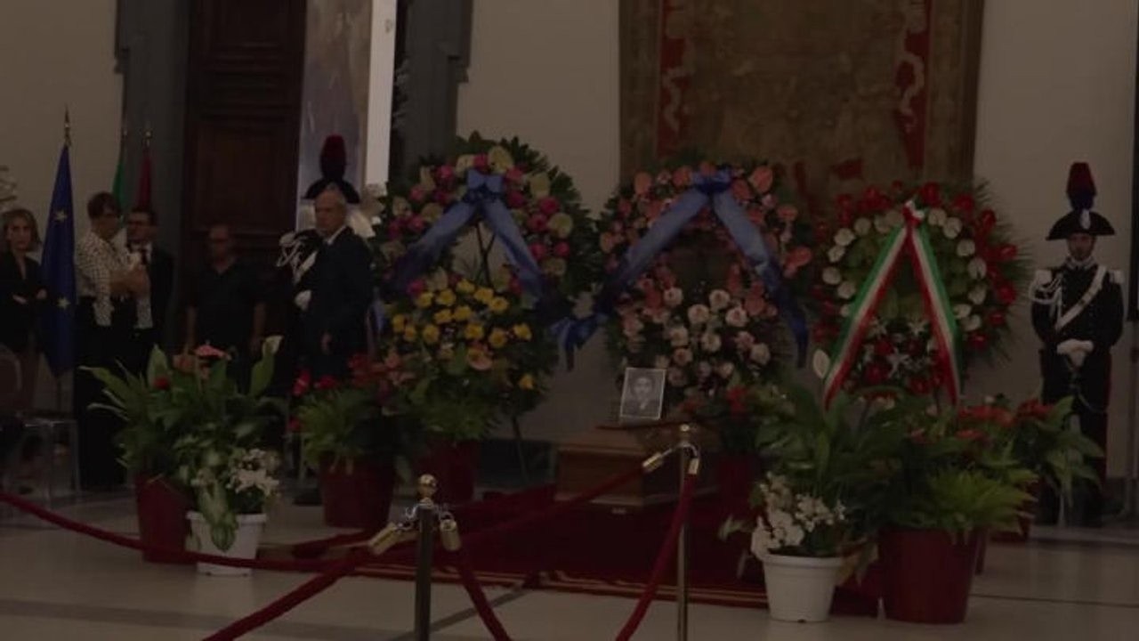 Camera ardente Emma Bonino in Campidoglio, Magi pone la bandiera Ue sul feretro