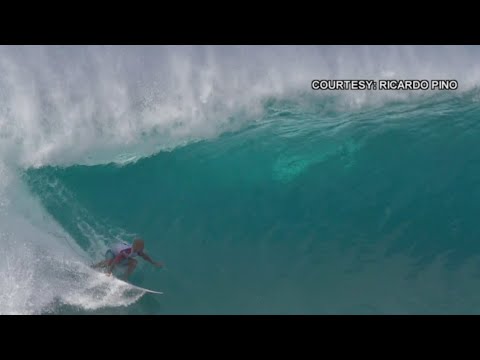 Kelly Slater buzzing in at Billabong Pro Pipeline