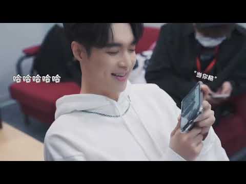 LAY - What does Yixing do before starting daily work?