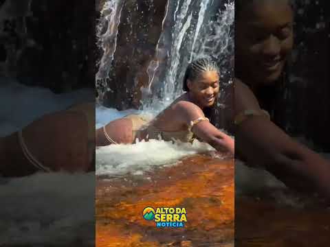 Notícia dos Famosos: Atriz Erika Januza aproveita dia de descanso em cachoeira no estado de Goiás