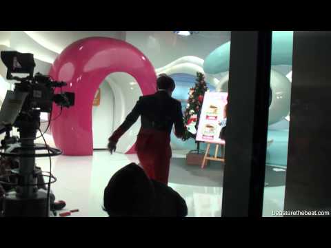 [Fancam] Yoseob 121220 - Running to greet the fans (Mnet Wide Open Studio)