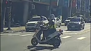 跨雙黃線逆向機車遭警察擊落