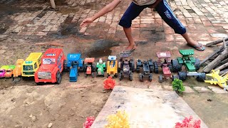 अरे बच्चों हमारे tractor तो पुल पर चढ़ने और ड्रम पर से गड्ढे में गिरने का चैलेंज 😱 !! Vikas toys 111