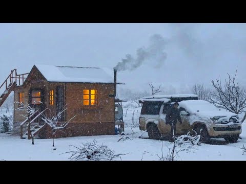 Snowstorm in a Wooden Cabin – Heavy Snowfall and Freezing Cold
