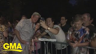 Taylor Swift&#39;s dad hand delivers pizza to fans in NYC | GMA