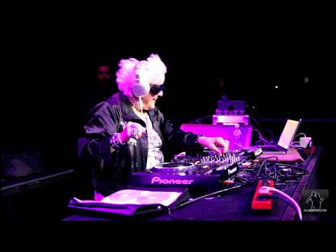 Ruth Flowers - Mamy Rock @ Club Colosseum