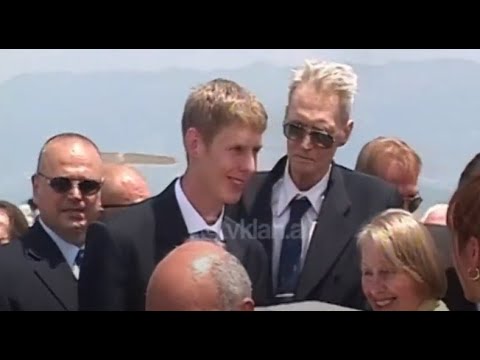 Dita e parë e familjes mbretërore në Shqipëri (29 Qershor 2002)