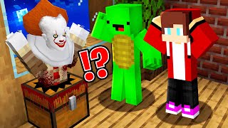 This Scary PENNYWISE Hide inside the Chest and Attack JJ and Mikey in Minecraft