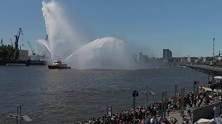 Hunderte Schiffe feiern 837. Hafengeburtstag in Hamburg