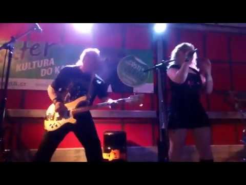 2017 10 Stará škola - MotoGaregeFest 03 a 04 Mezi náma není šprajc a  Kolem nás se víří čas