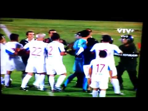 Piña de Jorge Bava a un policía