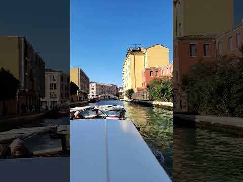 Debaixo da ponte em Veneza, Itália. #italy #venice #canal #boat