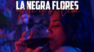 Kadr z teledysku Asi Es Mi Vida tekst piosenki La Negra Flores