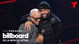 Nicky Jam recibe entre lágrimas y de su papá el Premio Salón de la Fama | Premios Billboard 2022
