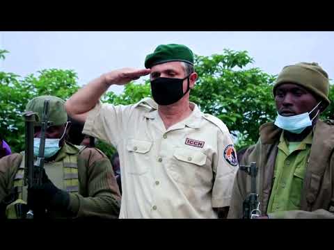 維龍加巡警埋葬同事 (Virunga rangers bury colleague)