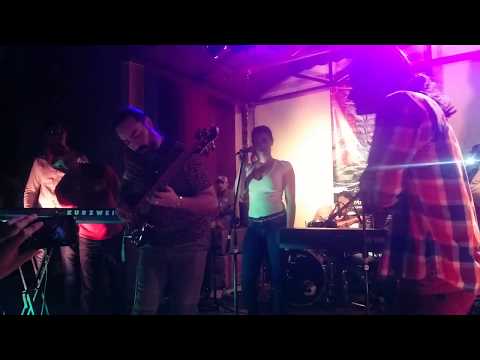 Andy Rubal con su grupo y Alain Pérez en el Festival Piña Colada.La letra del año.