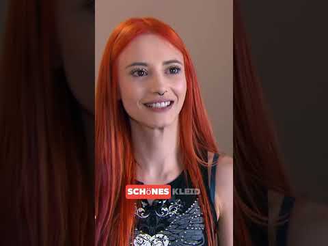 Lisa Haazel (TWM) und der Vikamodelsleiter Chris in einer Besprechung über die Venus Berlin 2024