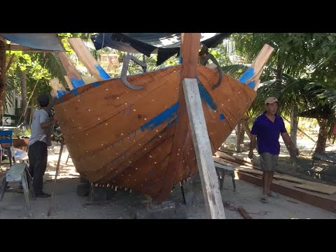 Đóng ghe thuyền gỗ tại xưởng Hai Thuấn