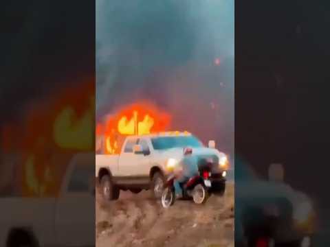 Van com trabalhadores pega fogo na PR 082 e mobiliza equipes perto de São João do Ivaí