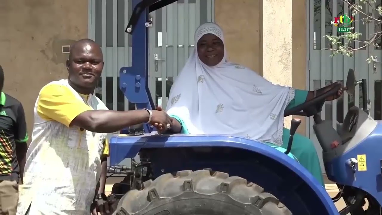 Des producteurs agroécologique reçoivent du matériel de production de l’ONG Autre Terre