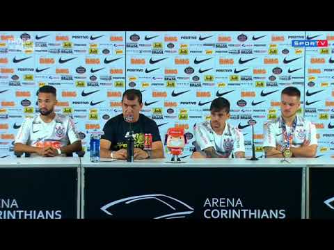Os jogadores do Corinthians interromperam a coletiva de Carille e deram um banho de água gelada!