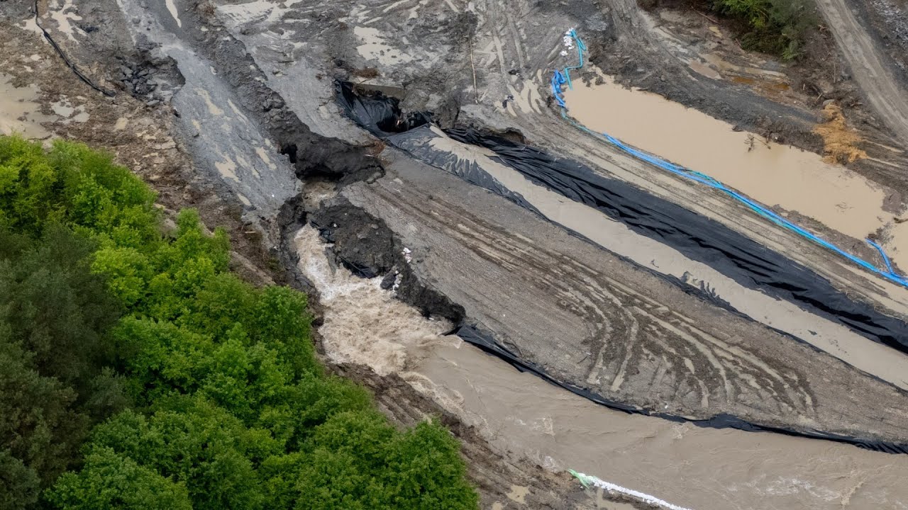 Megnyílt a föld Parajdon: így folyik be a víz a bányába