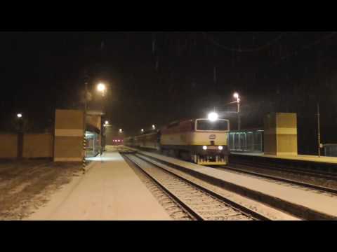 Vláčkaři jsou u toho | 754 012-3 přepravuje 854 206-0 do Šumperka (30. 11. 2016)