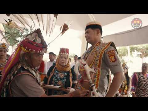 KAPOLDA KALTIM TERIMA PENGANUGERAHAN NAMA KEBESARAN ADAT DAYAK "DING DEA LAENG HONG"