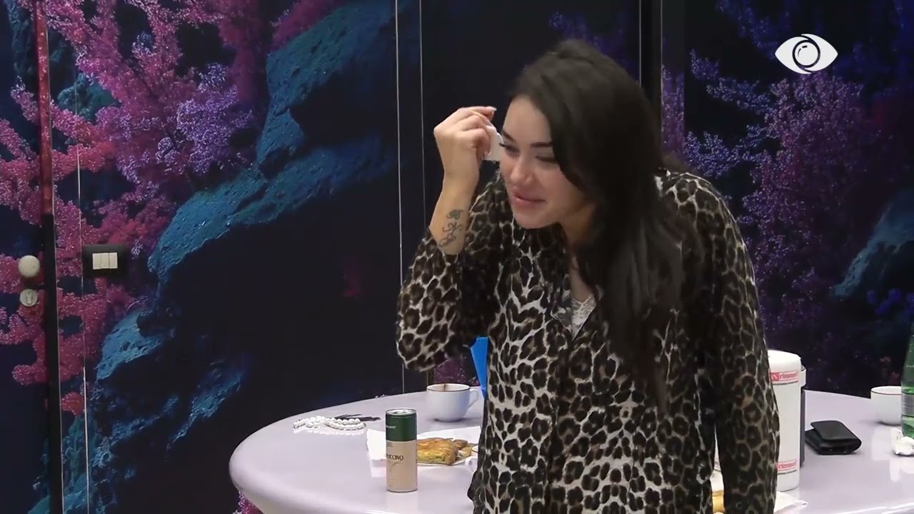 “Mirëmëngjesi”/ Selin bisedon me Mirin nëpërmjet derës: A gërrhiste njeri?