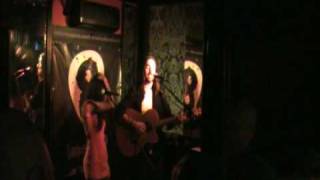 Elia Velo y Andrés Suárez... "Piedras y charcos" en acústico