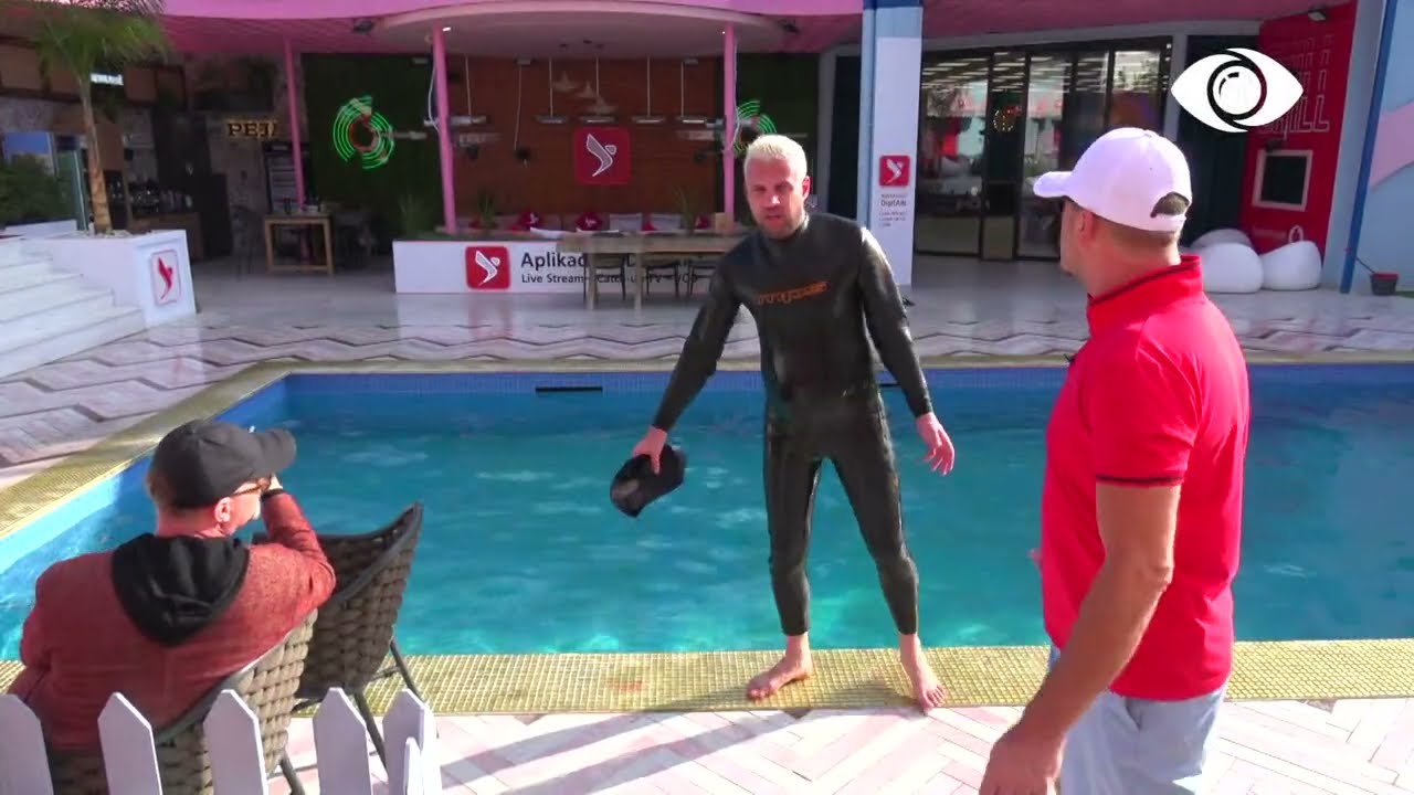 Luizi sfidon të ftohtin, futet të notojë në pishinë