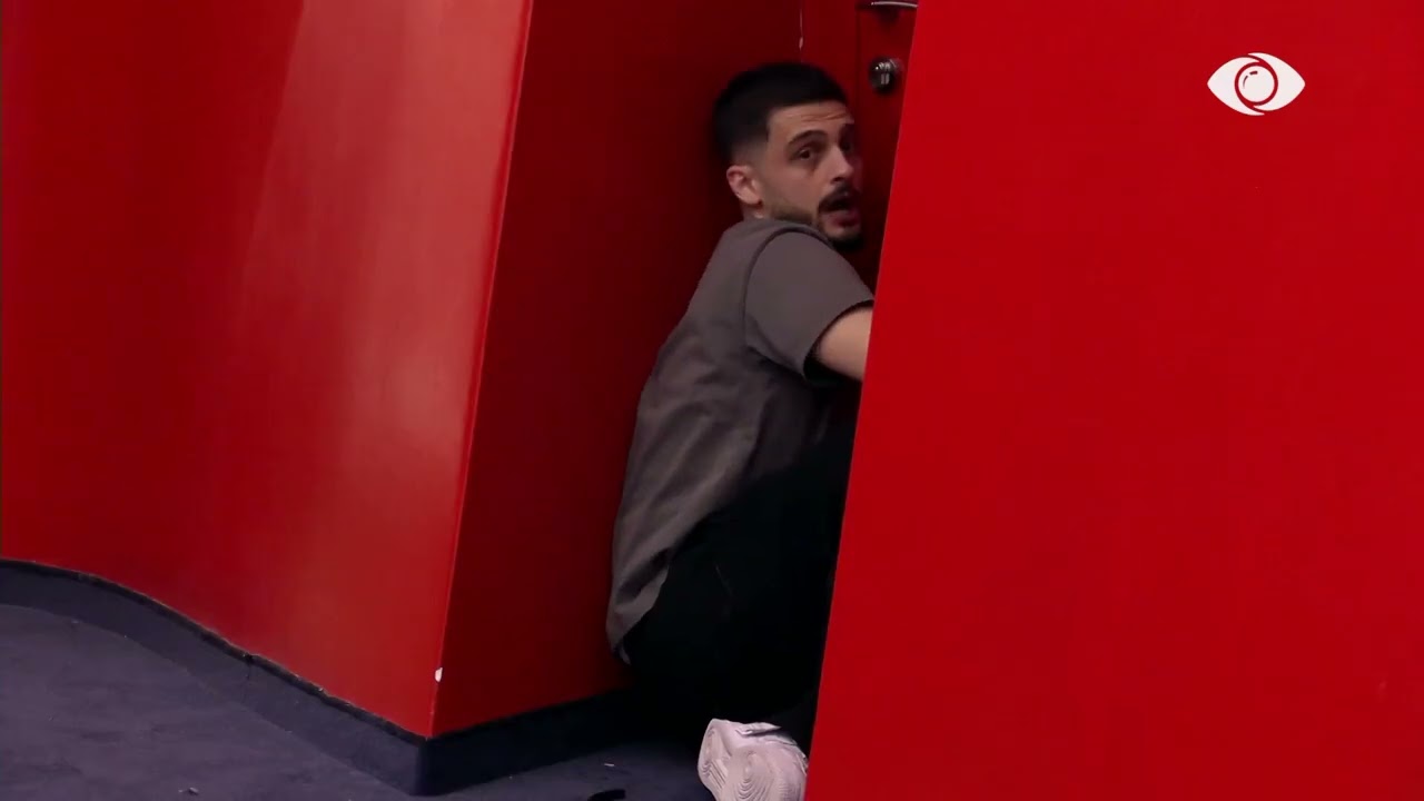 Gimbo bisedon pas derës me Selin për situatat në shtëpi