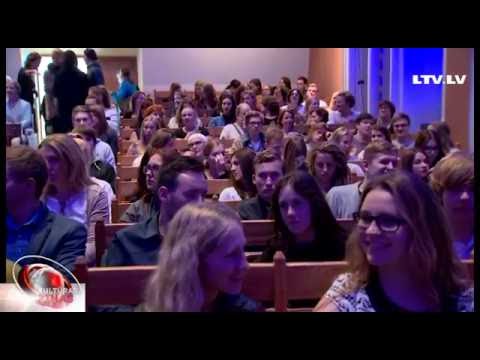 Skolēni vēro Marisu Jansonu darbā