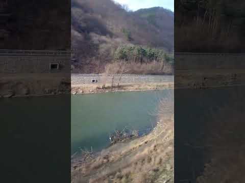 Valea Oltului vazuta din tren in luna ianuarie 2023