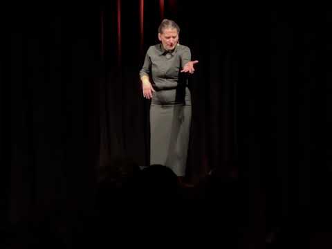 Hobbys: sitzende Strickerin vs nackte Volleyballspielerin