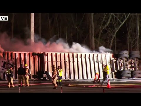 Tractor-trailer crash closes all southbound I-581 lanes