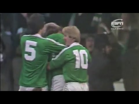 FA Cup 1980/81 - Yeovil's Clive Green scores in draw at Third Division Colchester