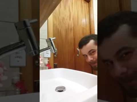 Filha me dá o papel higiênico