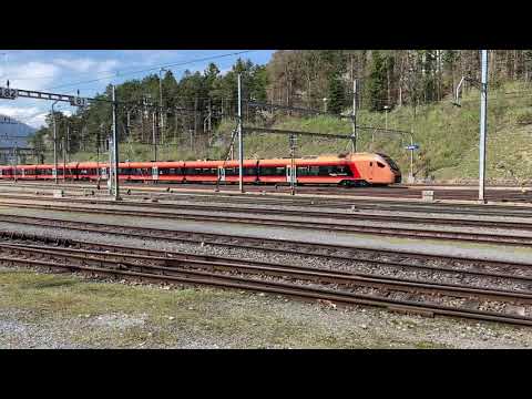 Ein SOB Traverso und ein Flirt 3 kurz nach dem Bahnhof Arth-Goldau