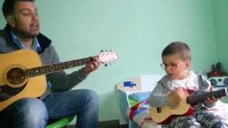 Download lagu 3 anni e la sua chitarra :) mp3