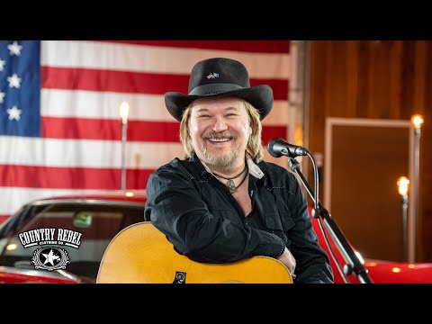 Travis Tritt Pays Tribute To Waylon Jennings With Medley (Acoustic)