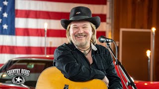Travis Tritt Pays Tribute To Waylon Jennings With Medley (Acoustic)