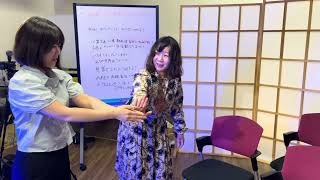 お怪談巡りスタッフの池田さんとヒロシが握手