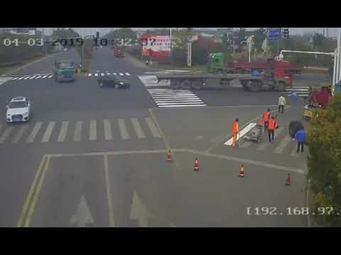 Tyre falling off trailer